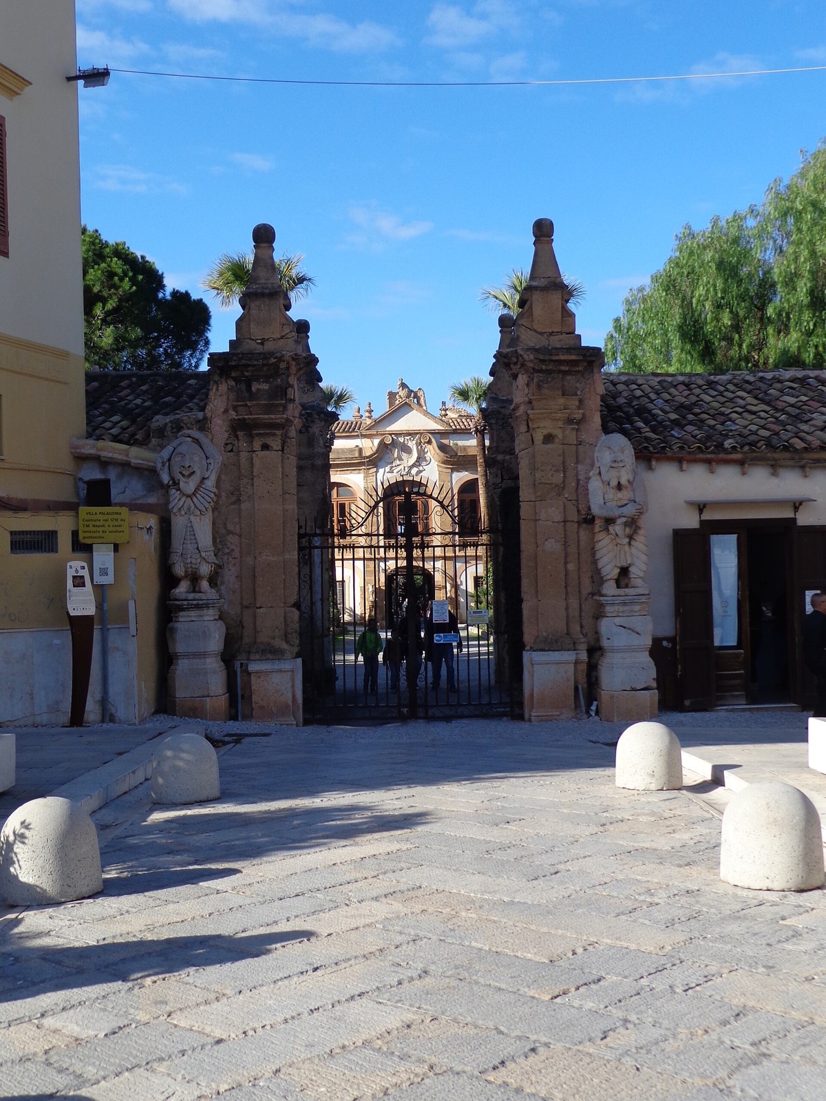 Bagheria Villa Palagonia 的入口与雕像