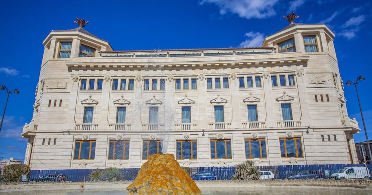 Ortigia入口处的Ortea Palace历史建筑
