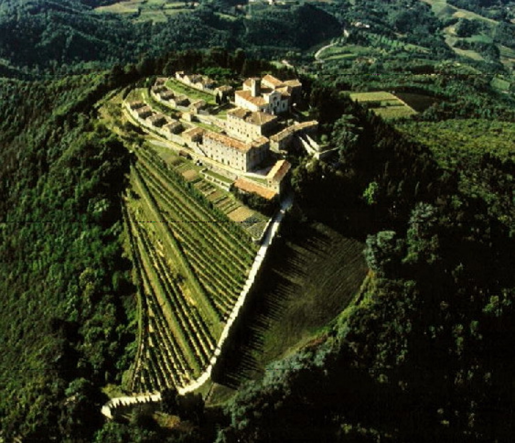 山顶林中的 Monte Rua 隐修院