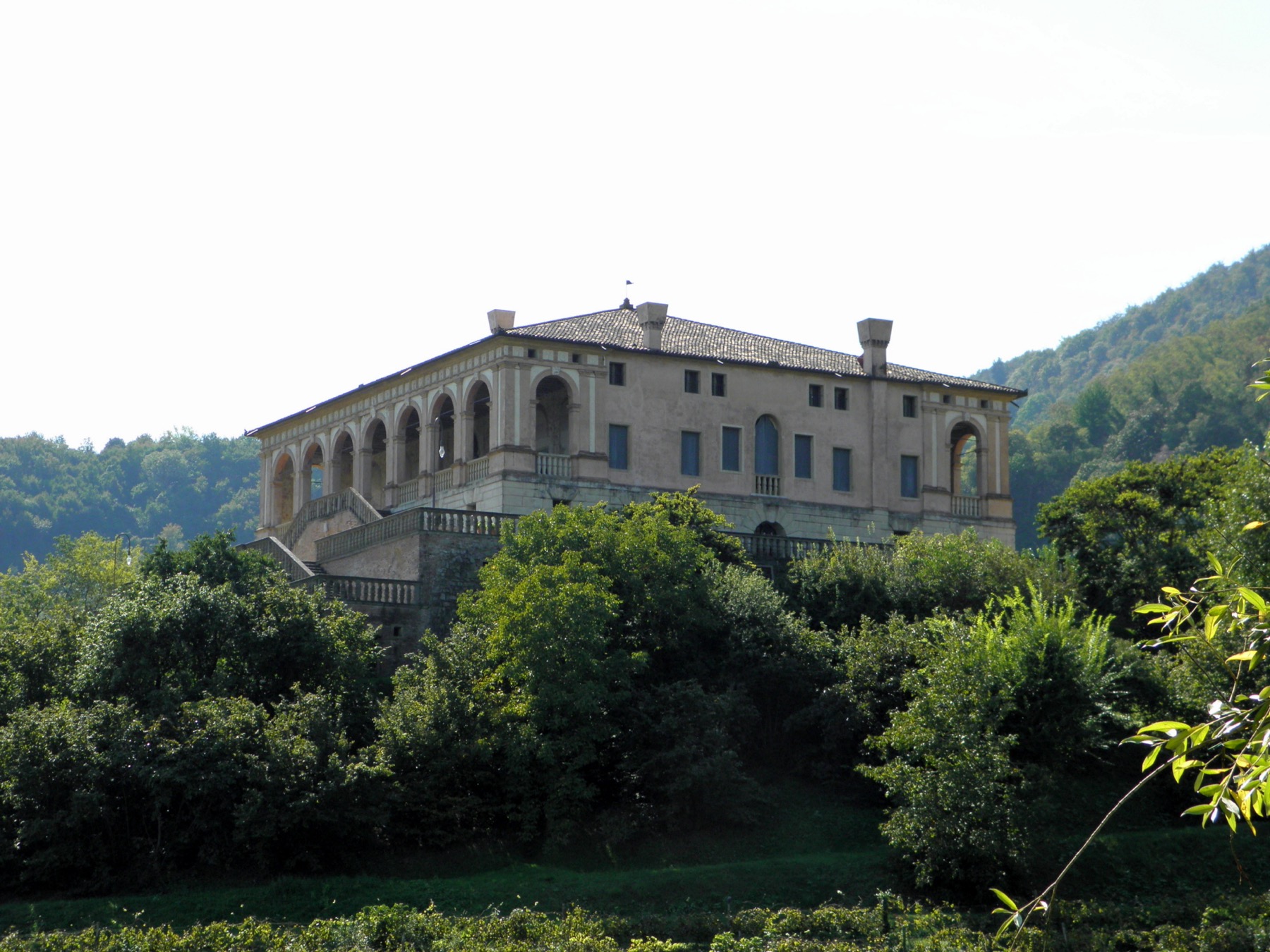 Villa dei Vescovi 面向花园的拱廊立面