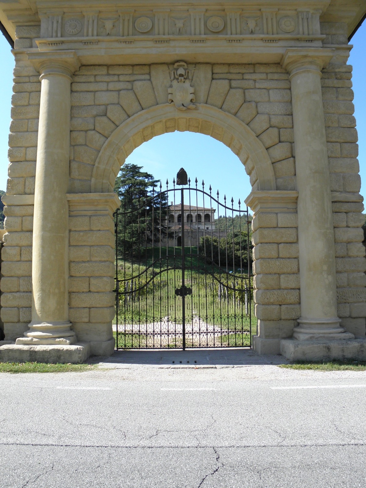 从石门望向 Villa dei Vescovi